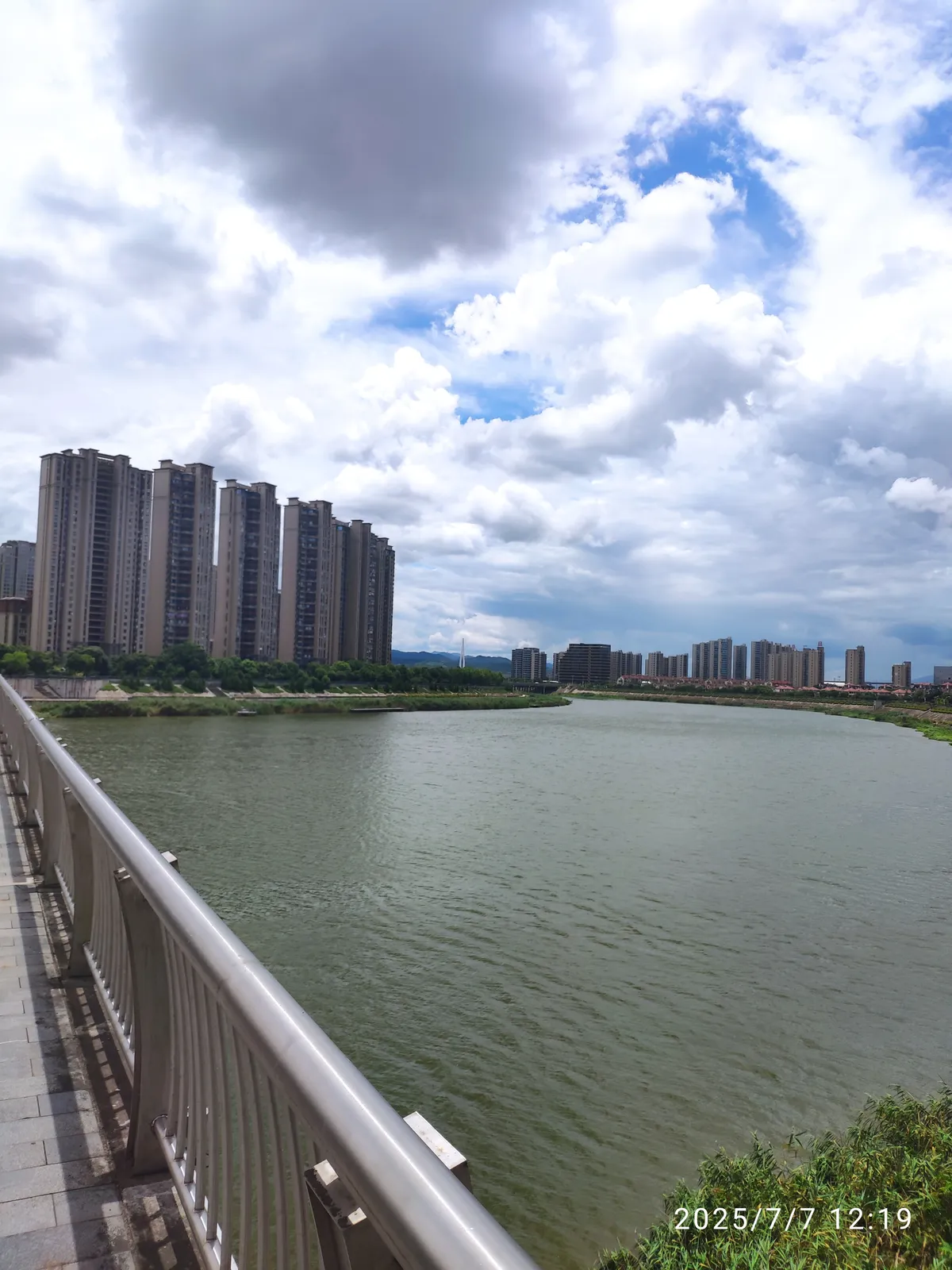 西望澄潭江水