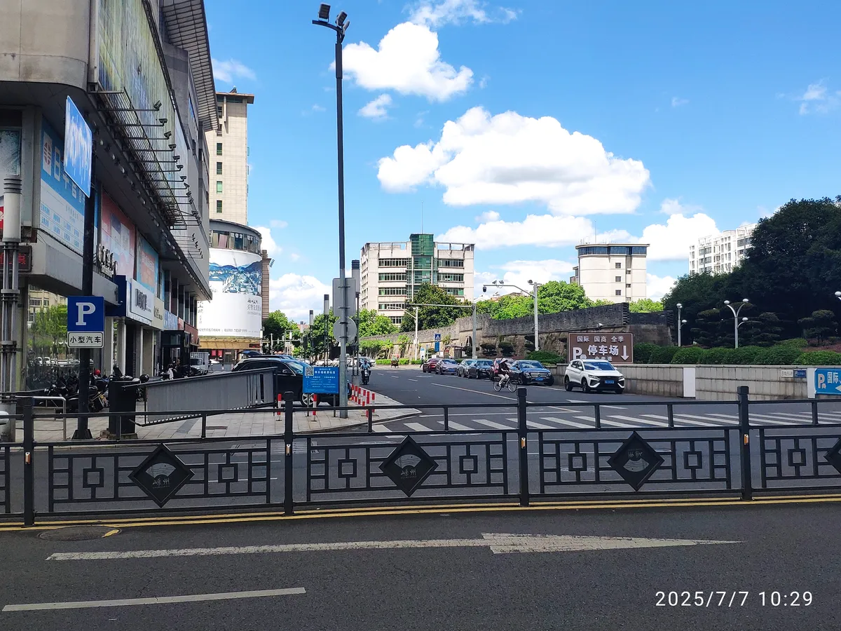 左侧为「老国商」,右侧为老城墙