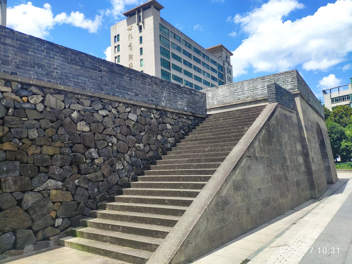 老城墙背面